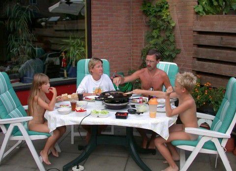  Raclette en famille.